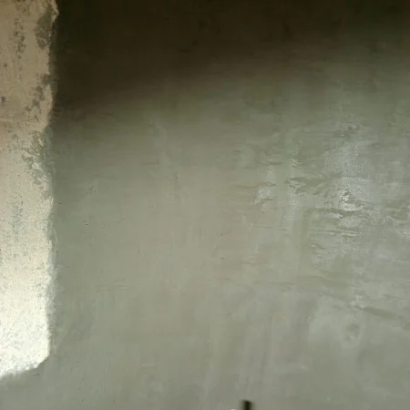 Leveling and finishing internal manhole surface